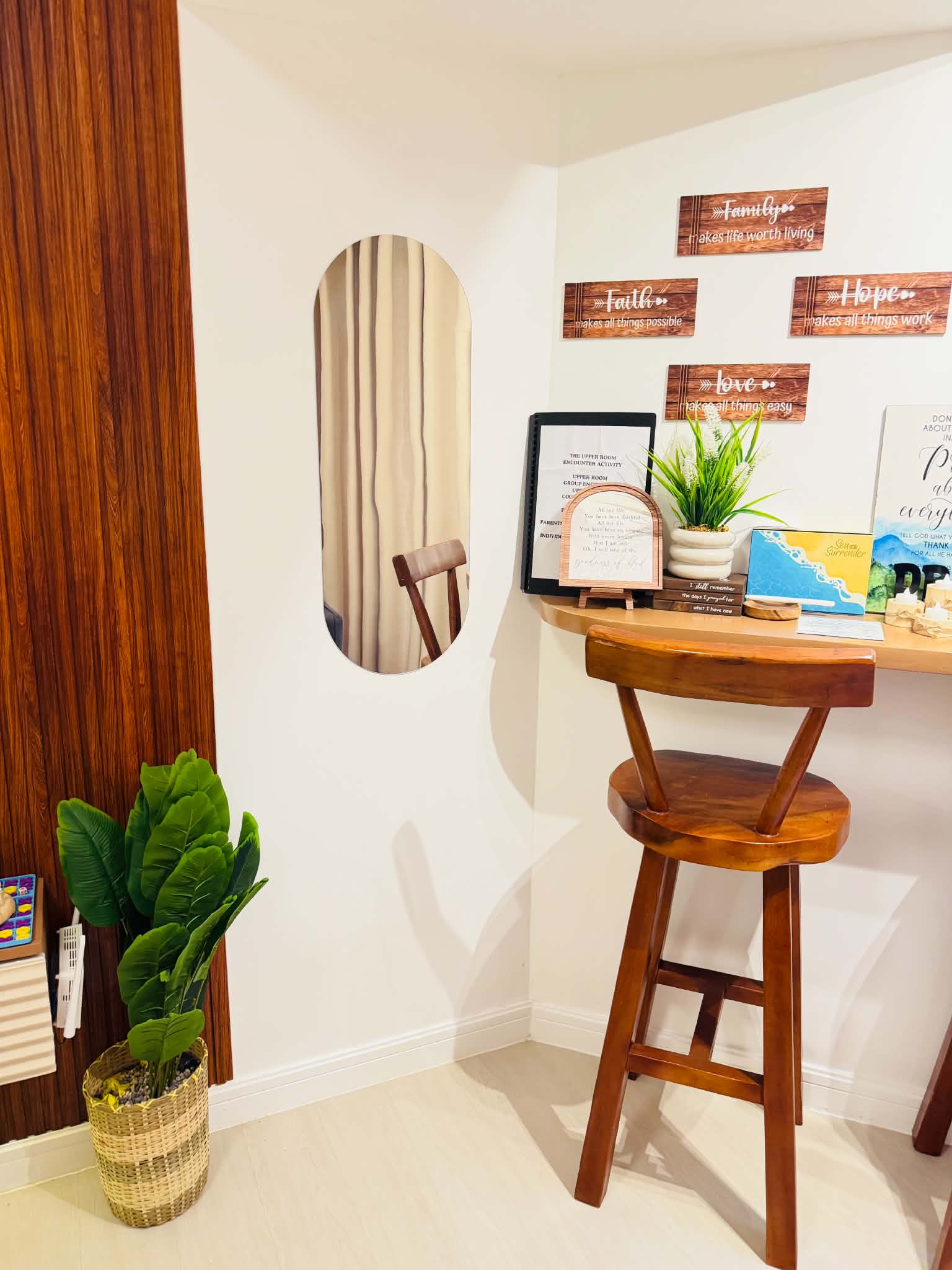 Vanity & Full Mirror Corner